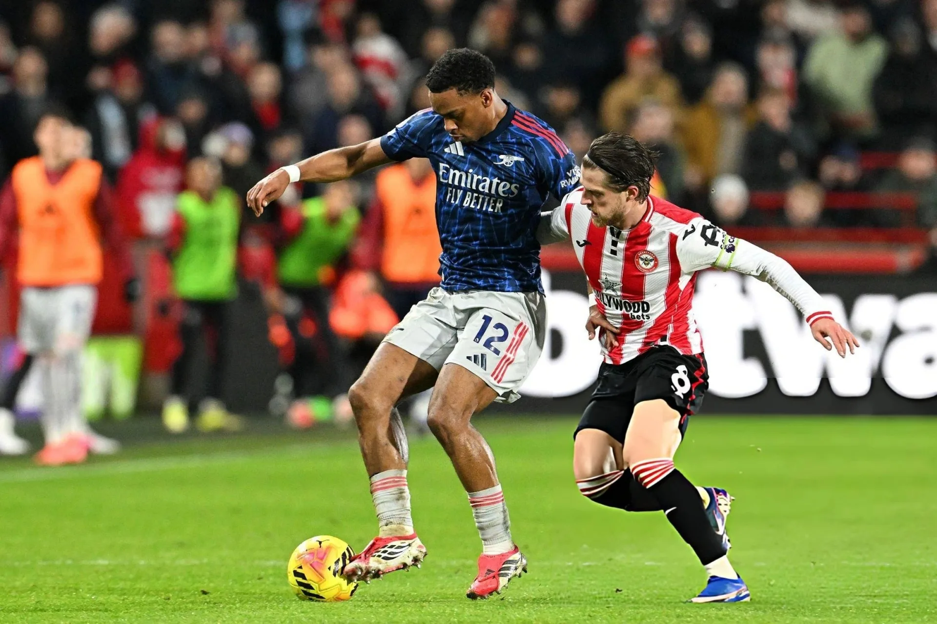 Arsenal bị Brentford níu chân, Man City hưởng lợi trong cuộc đua ngôi vương