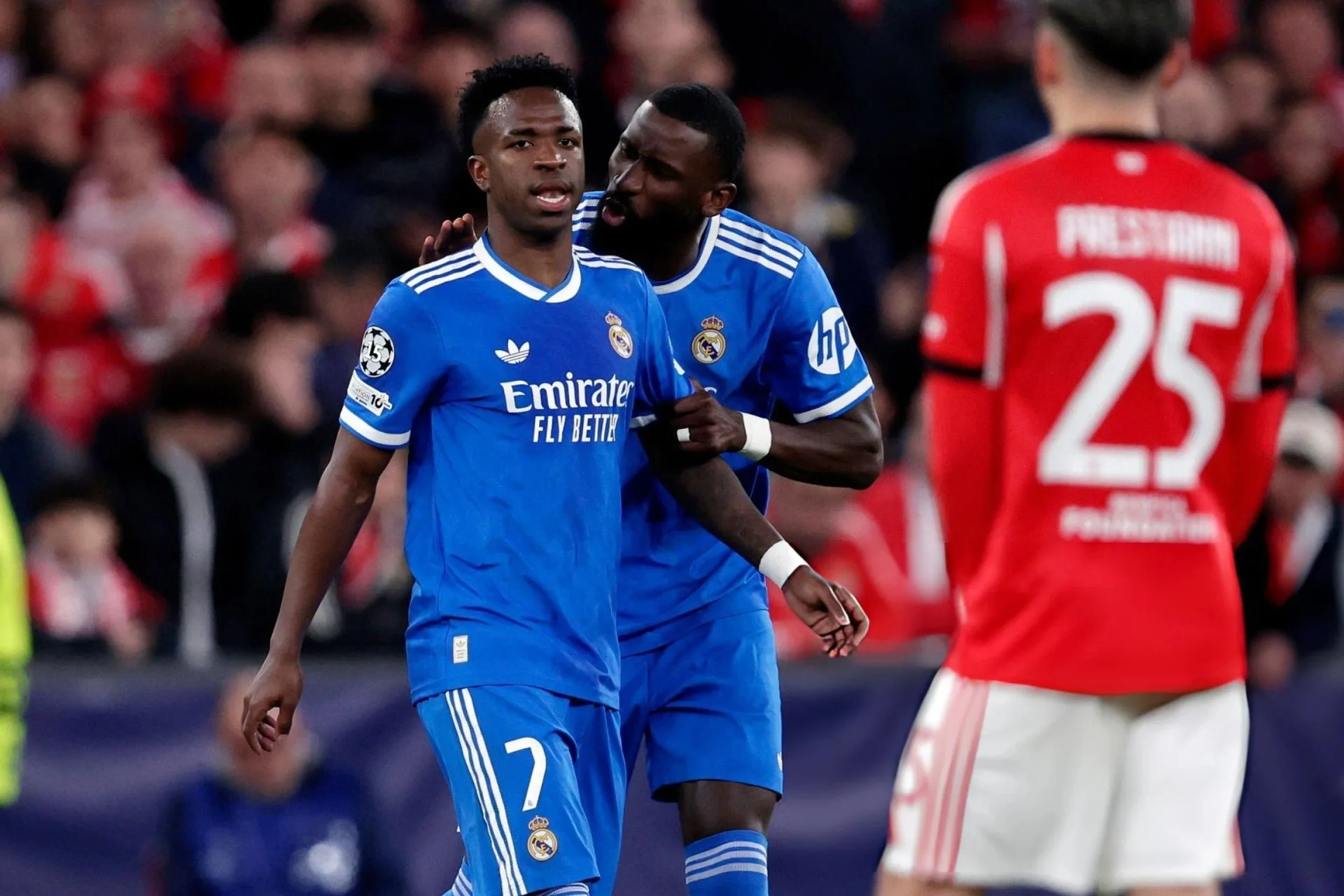 Vinicius tố bị phân biệt chủng tộc, Mbappe đòi cấm cầu thủ Benfica